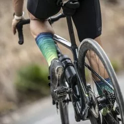 Rogelli Aero Coolmax Cykelstrømper Sort / Blå / Gul -Tilbud Cykeltrøjer Butik Rogelli Aero Coolmax Cykelstroemper S 1645538090 02